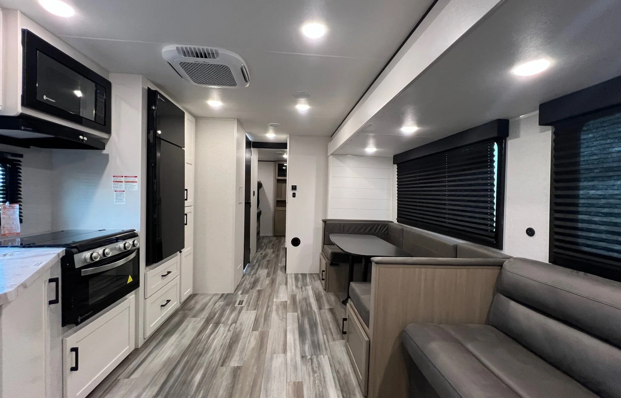 2026 Jayco Jay Flight SLX 321BDS Interiror salon view